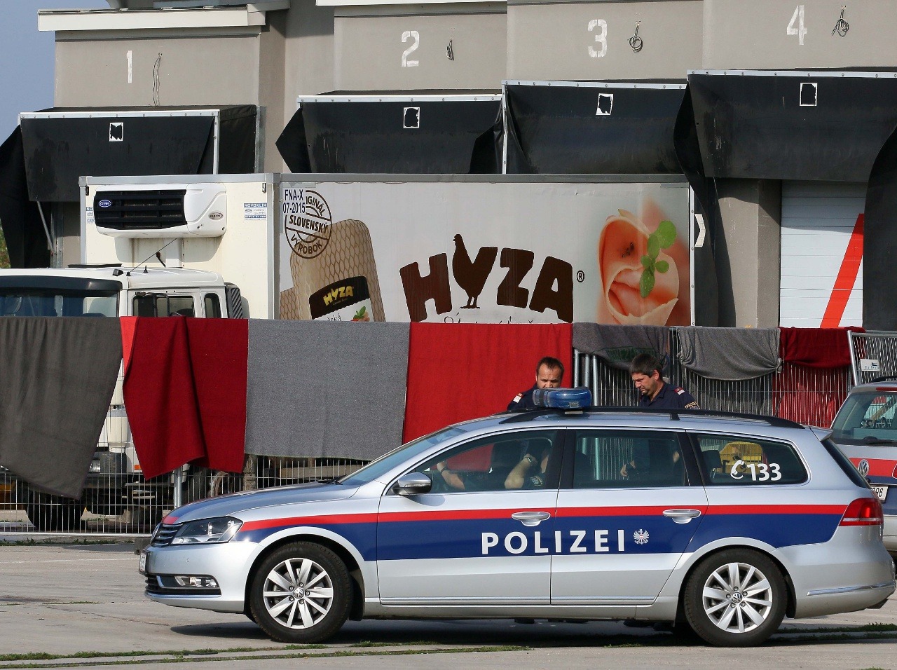Polícia previezla dodávku s telami na veterinárnu chladiarenskú stanicu do Nickelsdorfu  