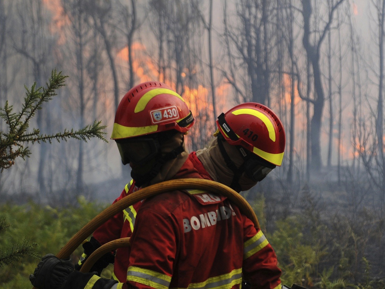Portugalskí hasiči sa usilujú zastaviť lesný požiar v dedine Figueiro dos Vinhos v centrálnom Portugalsku