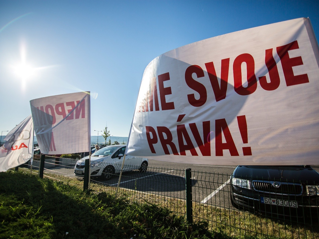 Zamestnanci Volkswagen Slovakia vstúpili do ostrého neobmedzeného štrajku v utorok o šiestej ráno.