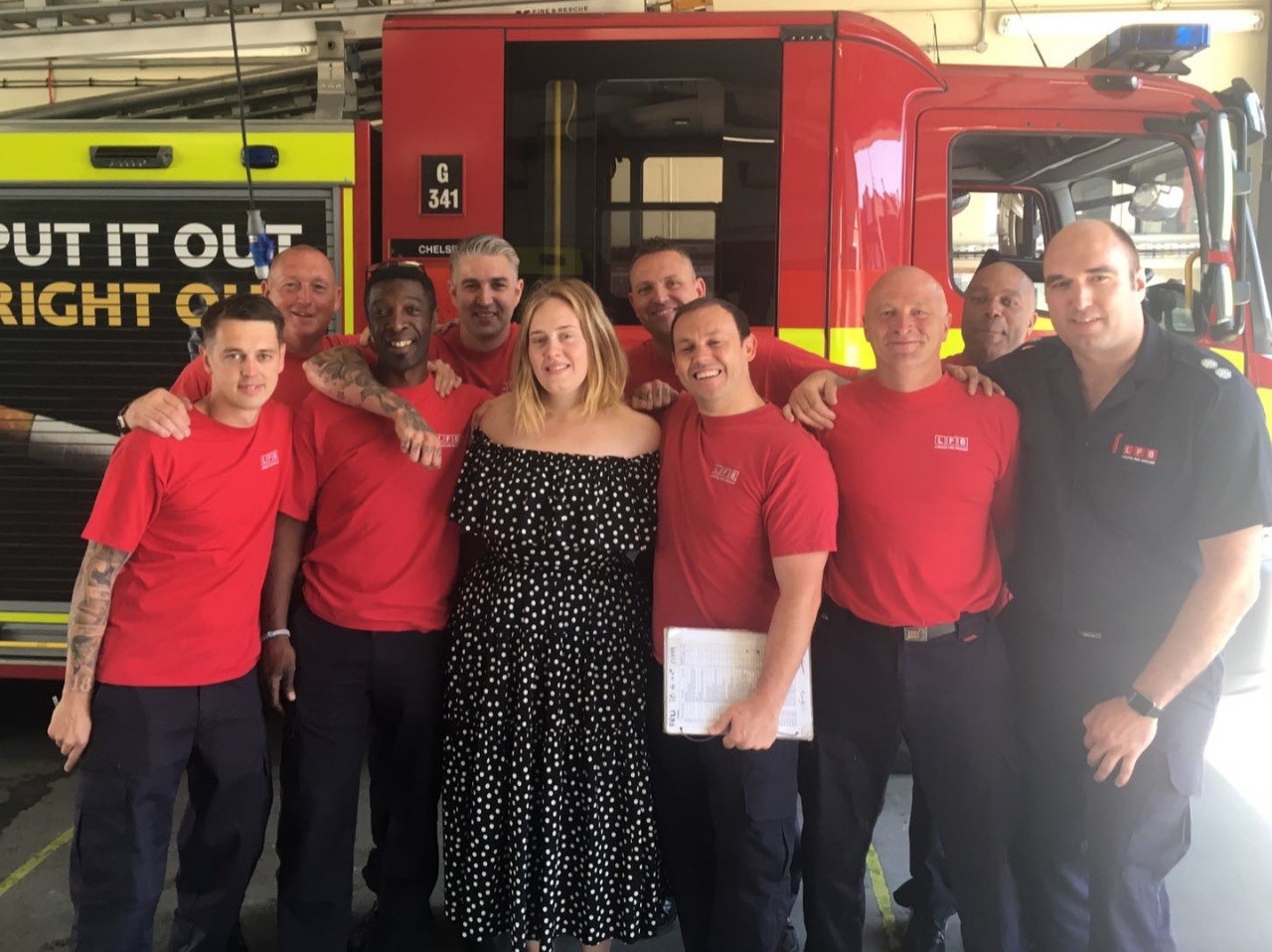 Britská speváčka Adele navštívila hasičov z jednotky zasahujúcej pri požiari v londýnskej budove Grenfell Tower.