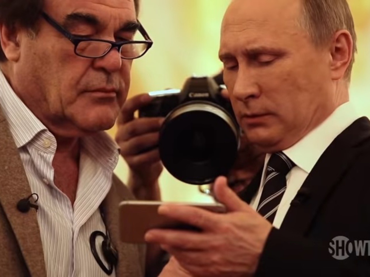 Putin ukazuje Stoneovi zábery na svojom mobile