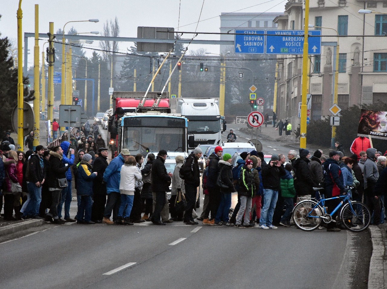 Prešovčania protestujú v uliciach a blokujú prechody.