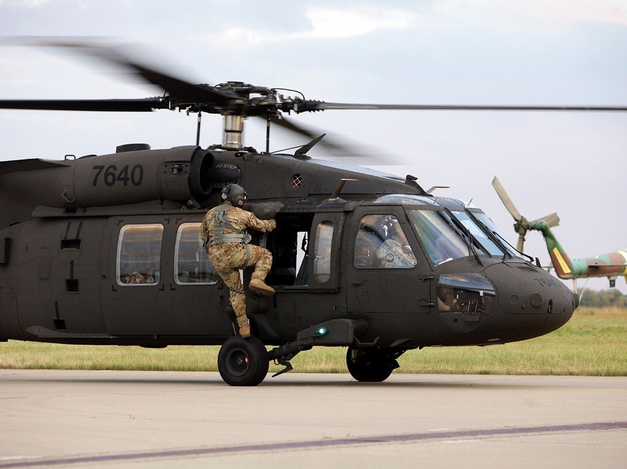 Vojenské vrtuľníky UH-60M Black Hawk sú už na Slovensku.