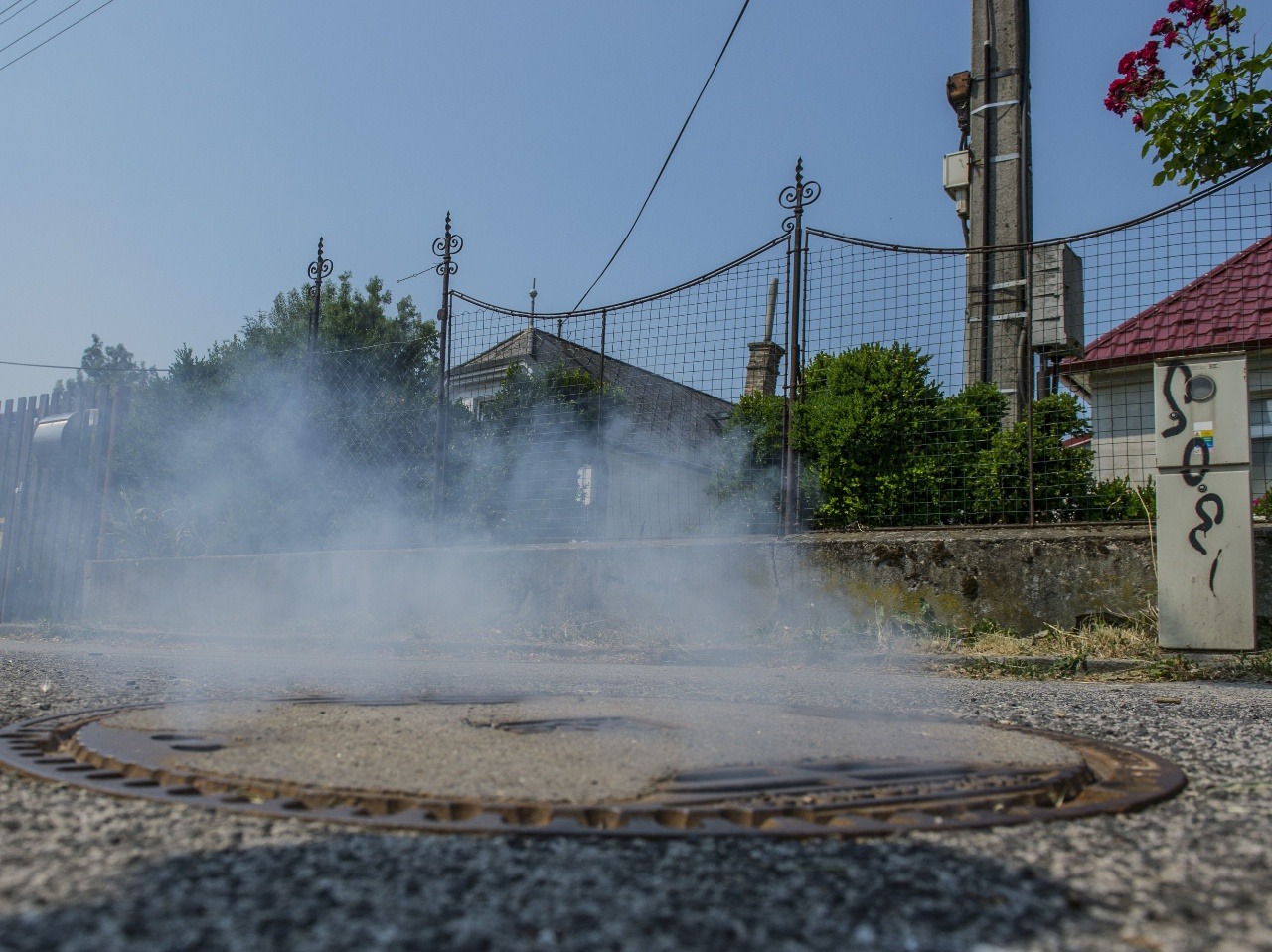 Monitorovací dym vychádza z kanalizácie pri kontrole pripojenia zákazníka do siete odpadovej vody v kanalizácii Bratislavskej vodárnenskej spoločnosti.