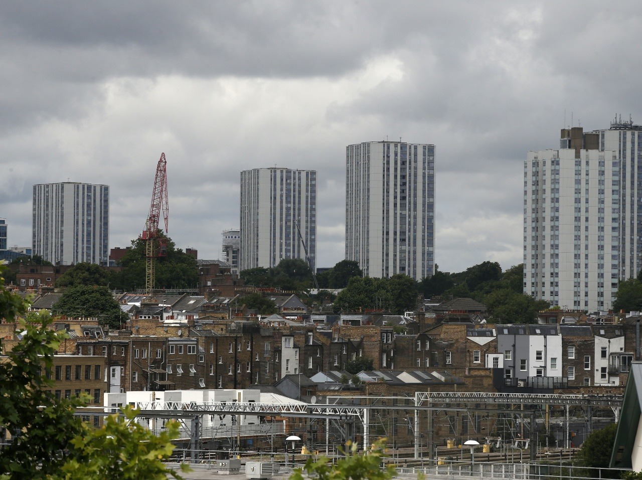 Pohľad na obytný komplex výškových budov v štvrti Camden v Londýne 24. júna 2017. 