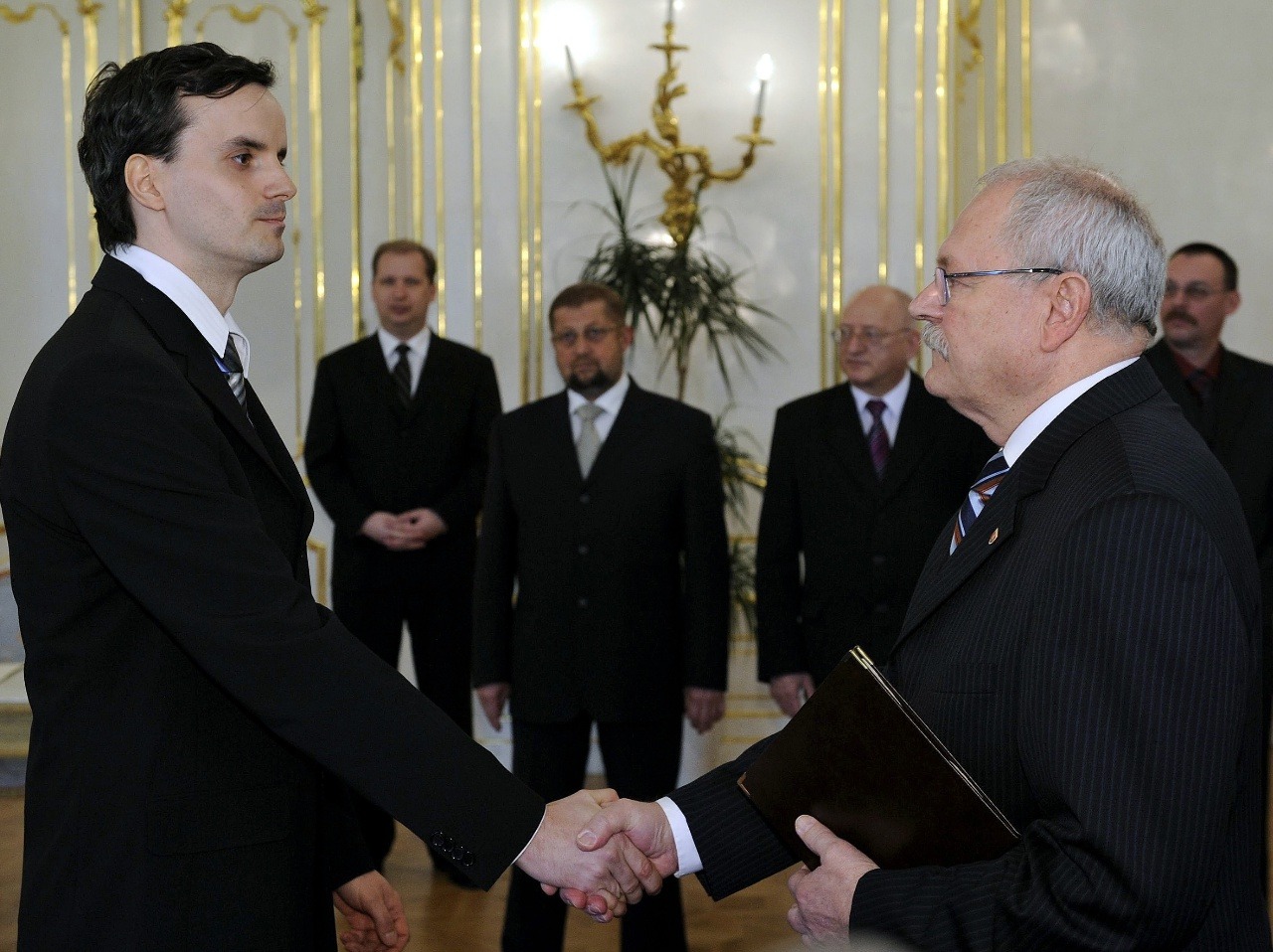 JUDr. Peter Šramko (vľavo) na snímke s exprezidentom Ivanom Gašparovičom.