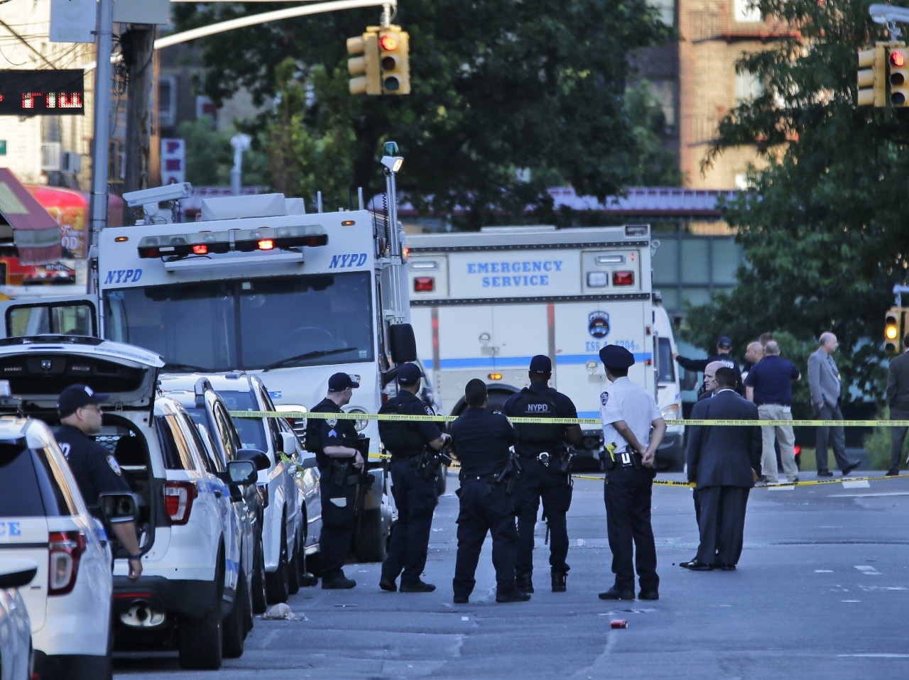 Útočník dnes v New Yorku zastrelil policajtku, následne ho potom na úteku zabili iní policajti