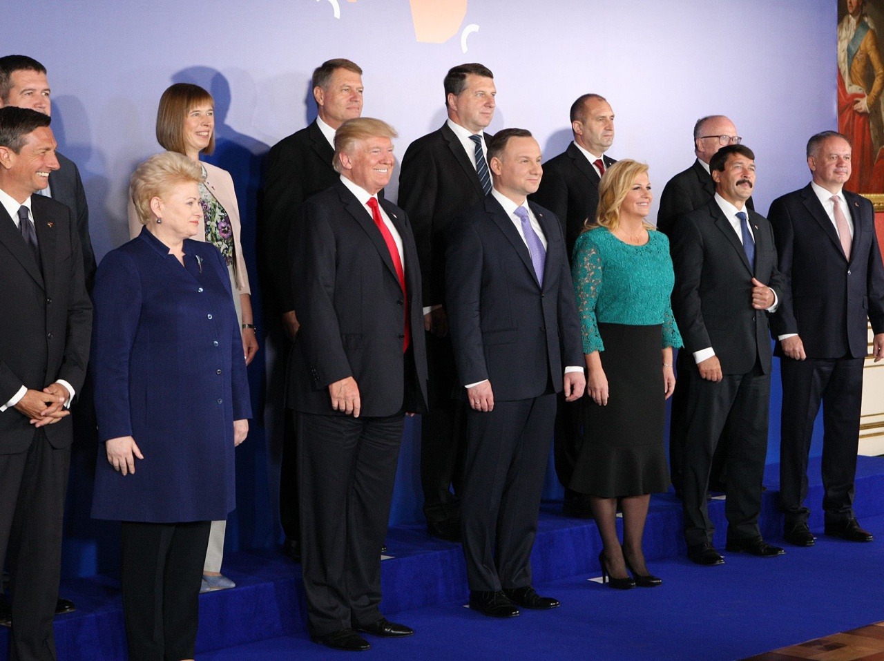 Na snímke dole vpravo prezident SR Andrej Kiska a piaty sprava americký prezident Donald Trump počas spoločného fotografovania na vrcholnej schôdzke predstaviteľov dvanástich krajín Iniciatívy troch morí (Baltské, Jadranské a Čierne more) vo Varšave 6. jú