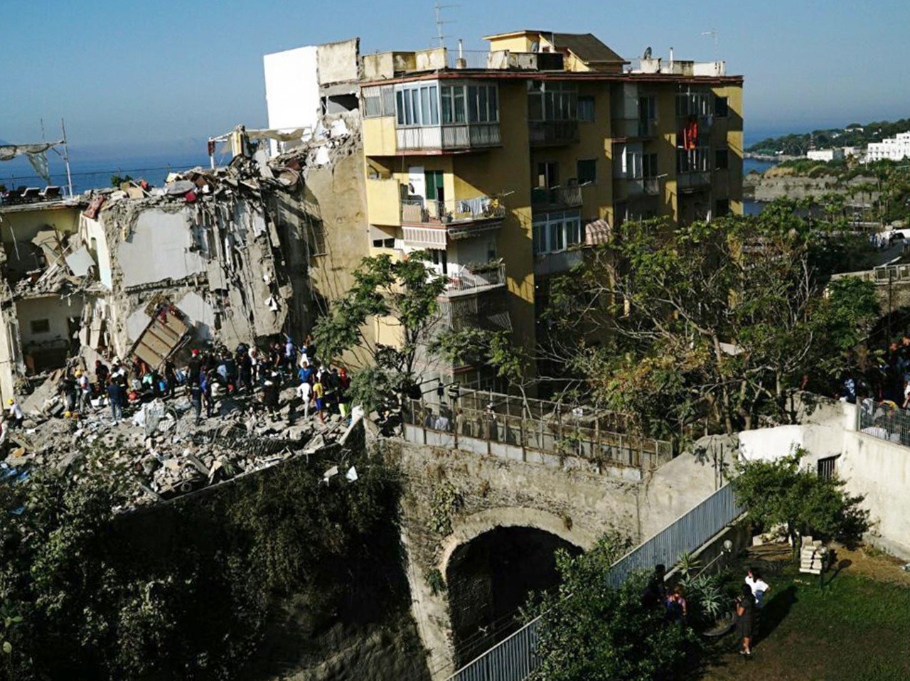 Neďaleko juhotalianskeho Neapola sa zrútila päťposchodová budova.