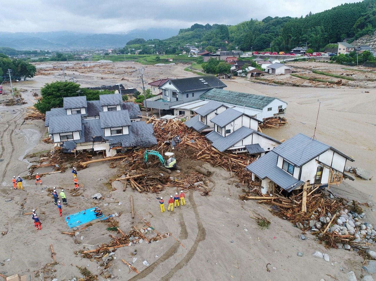 Silné dažde, ktoré so sebou priniesol tajfún Nanmadol spôsobil veľké materiálne a ľudské škody najmä na ostrove Kjúšú.