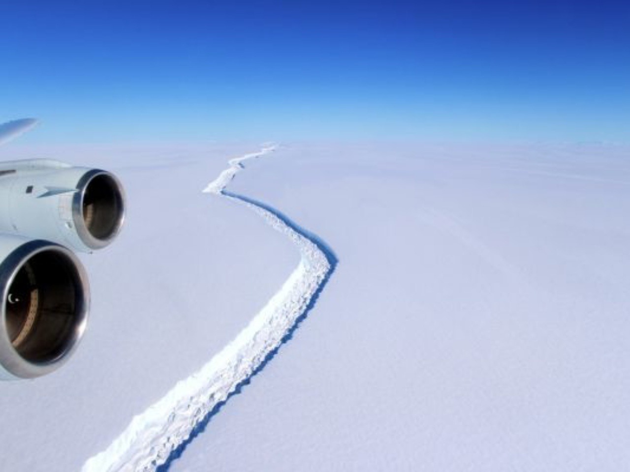 Z lietadla vidno trhlinu v ľade