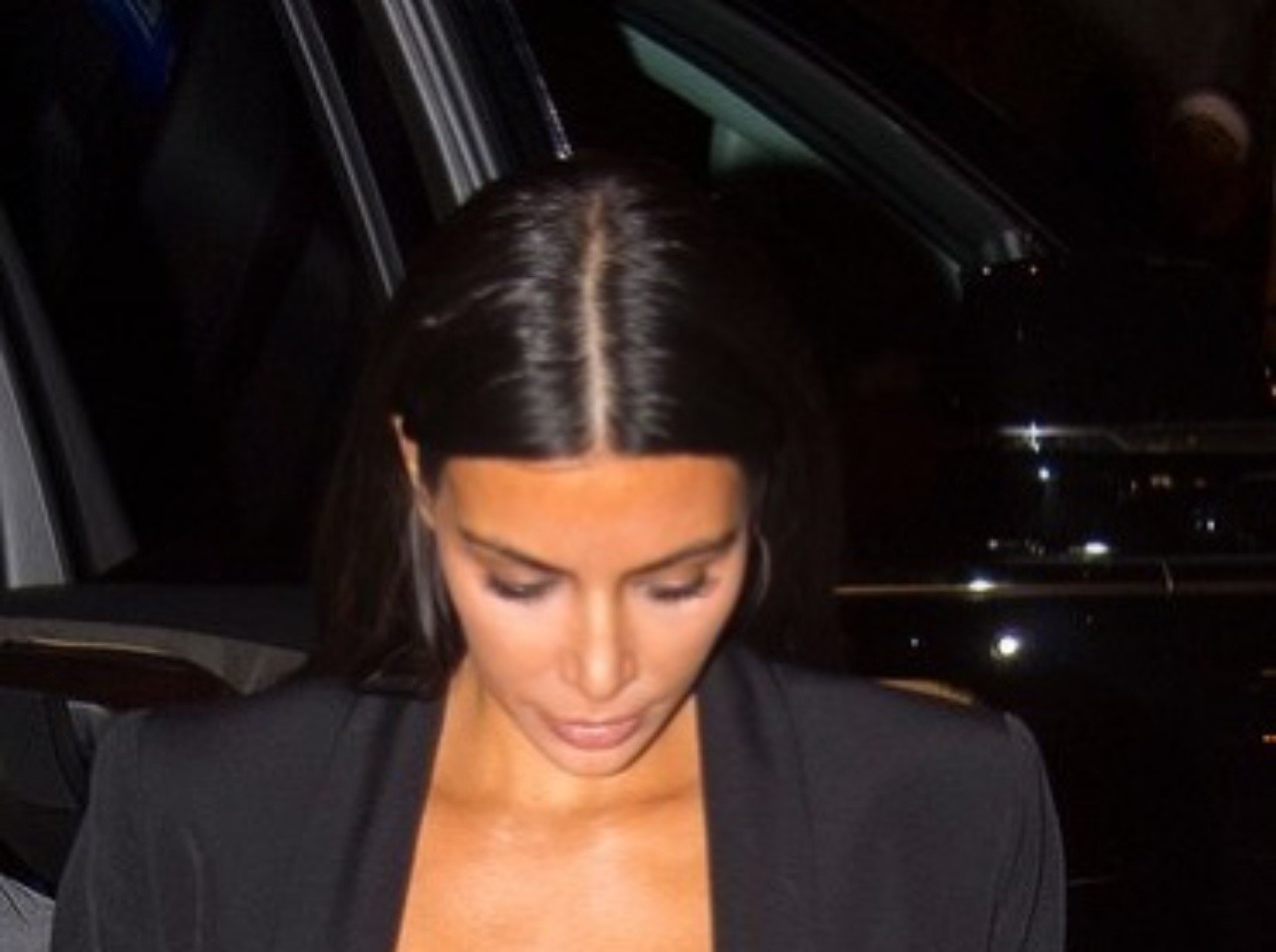 Kim Kardashian zväčša takto cudne sklopí oči, keď zbadá paparazzov. 
