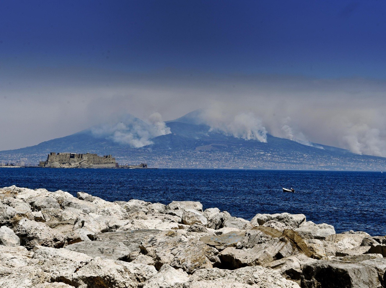 Kvôli požiaru museli evakuovať stovky turistov na talianskom ostrove Sicília.