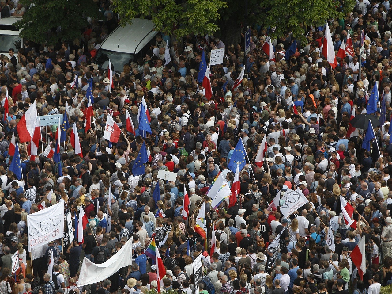 Desaťtisíce Poliakov je kvôli kontroverznej reforme v uliciach.