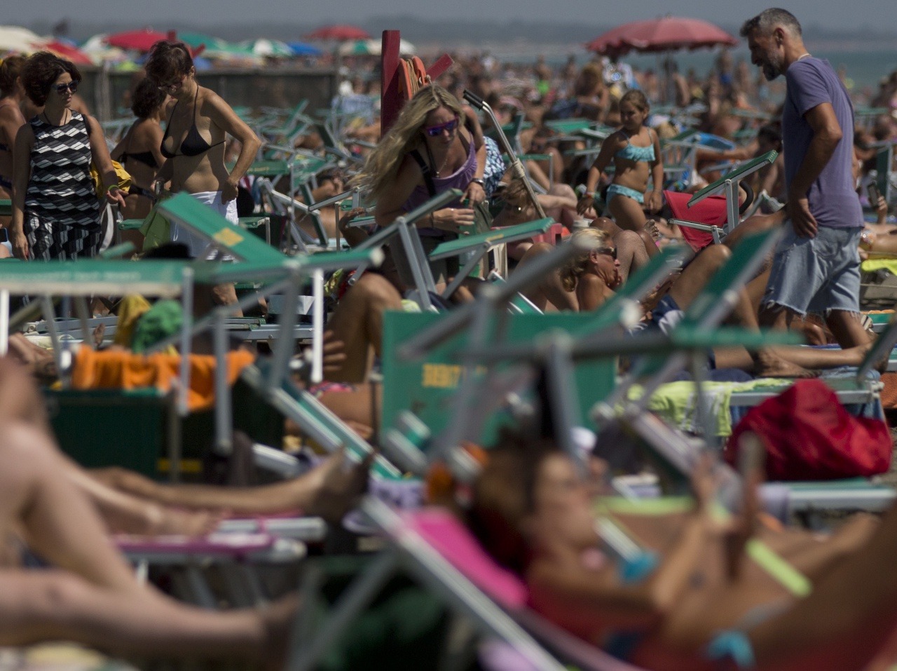 Ľudia na pláži v talianskom prímorskom stredisku Ostia neďaleko Ríma