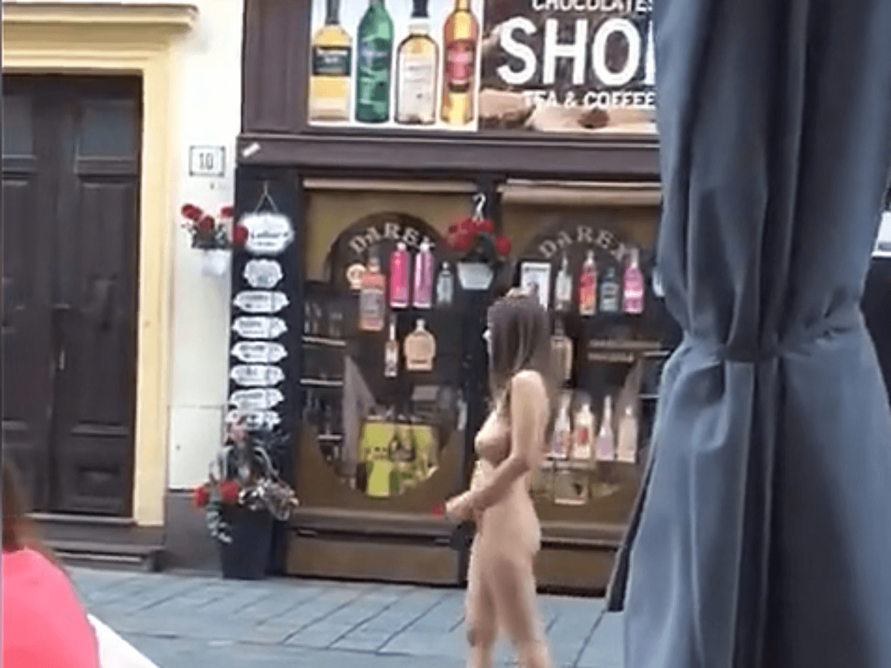 V uliciach Bratislavy sa prechádzala nahá žena