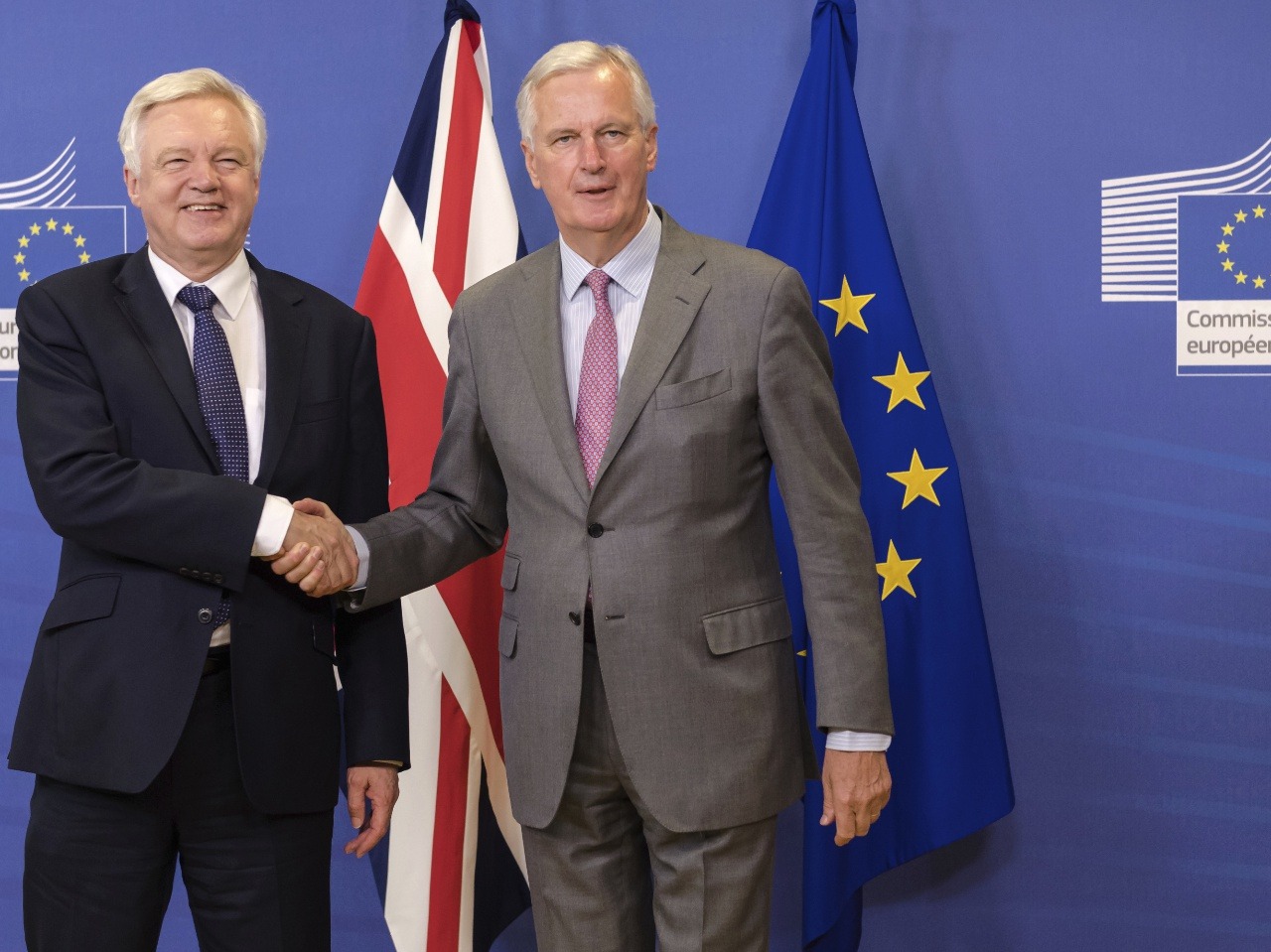 Hlavný vyjednávač Únie pre brexit Michel Barnier (vpravo) pózuje s britským ministrom pre otázky odchodu Británie z EÚ Davidom Davisom pred ich stretnutím v sídle EÚ v Bruseli