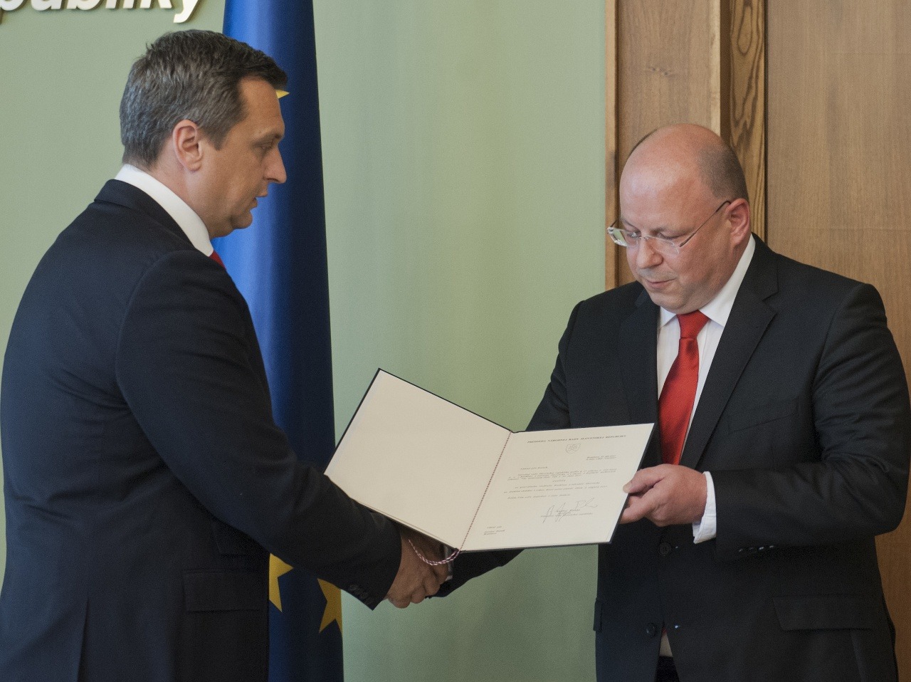 Na snímke vľavo predseda NR SR Andrej Danko odovzdáva dekrét o nastúpení do funkcie novozvolenému generálnemu riaditeľovi RTVS Jaroslavovi Rezníkovi (vpravo) 17. júla 2017 v Bratislave. 