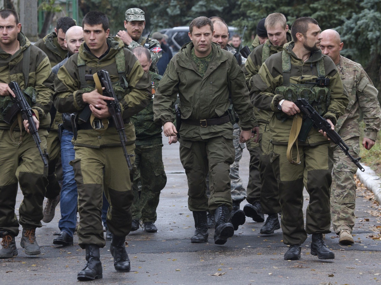 V strede skupiny proruských rebelov kráča vodca Doneckej ľudovej republiky Alexander Zacharčenko.