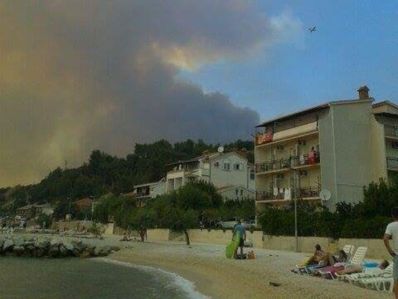 Pláže pri Splite ešte v stredu zahaľoval dym.