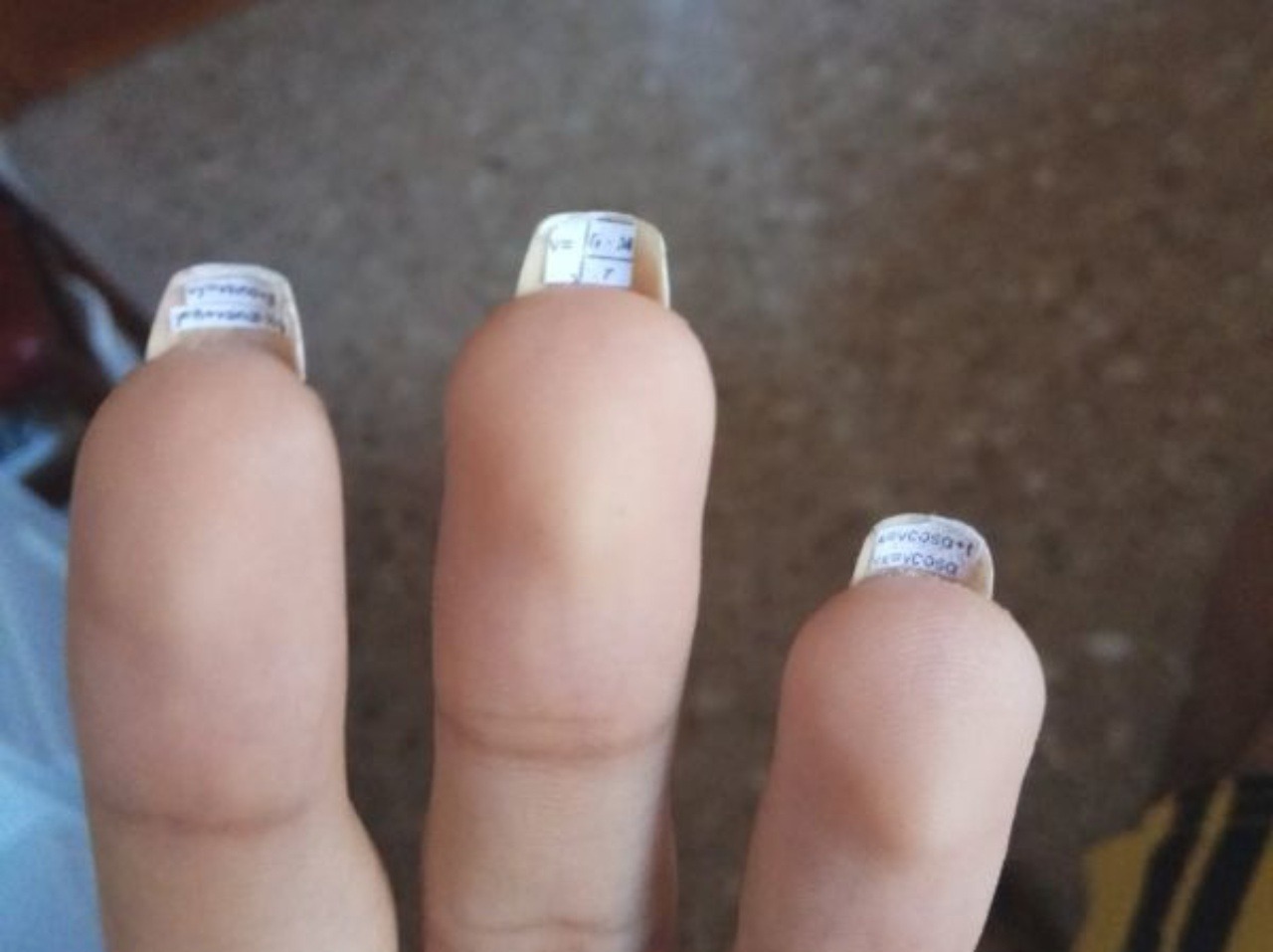 Miniatúrne ťaháky skryla pod nechtami