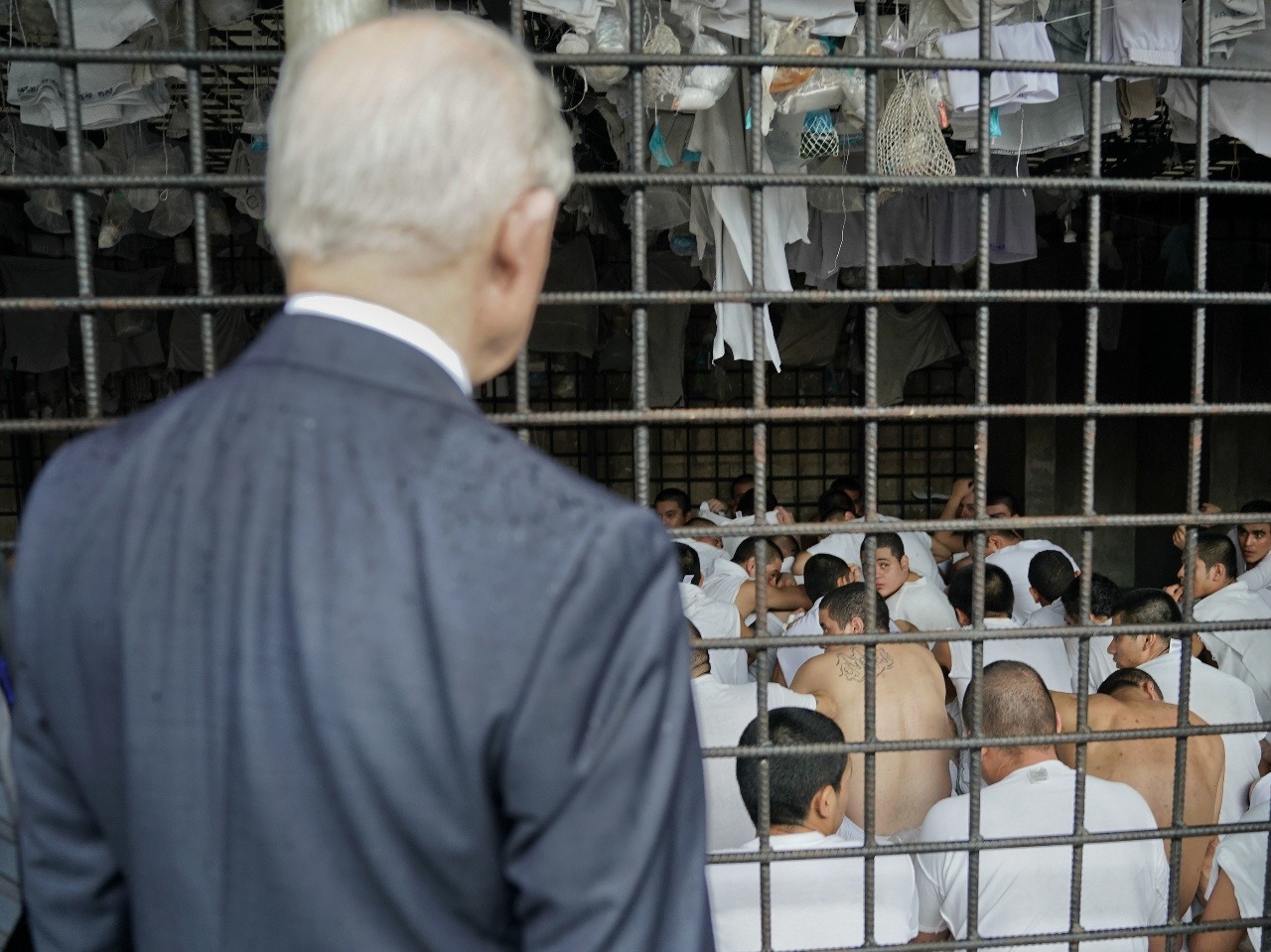Jeff Sessions na návšteve väznice v San Salvadore.