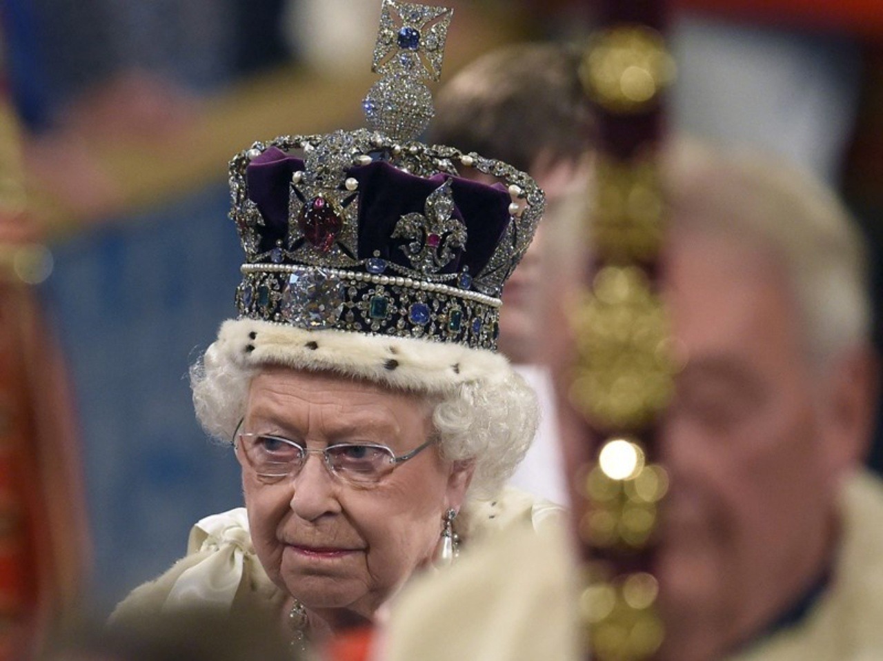 Kráľovná Alžbeta Ii. nie je nadšená z toho, keď sa s jej rodinou spájajú škandály a kontroverzné správanie. 