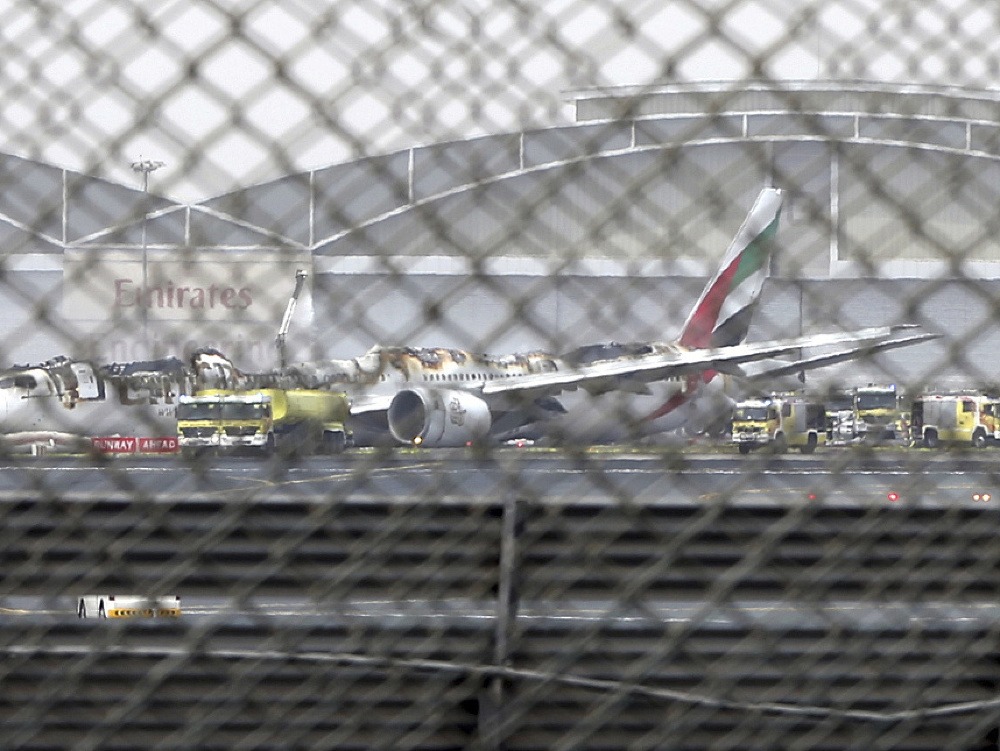 Zdemolovaný Boeing 777 na letisku v Dubaji.