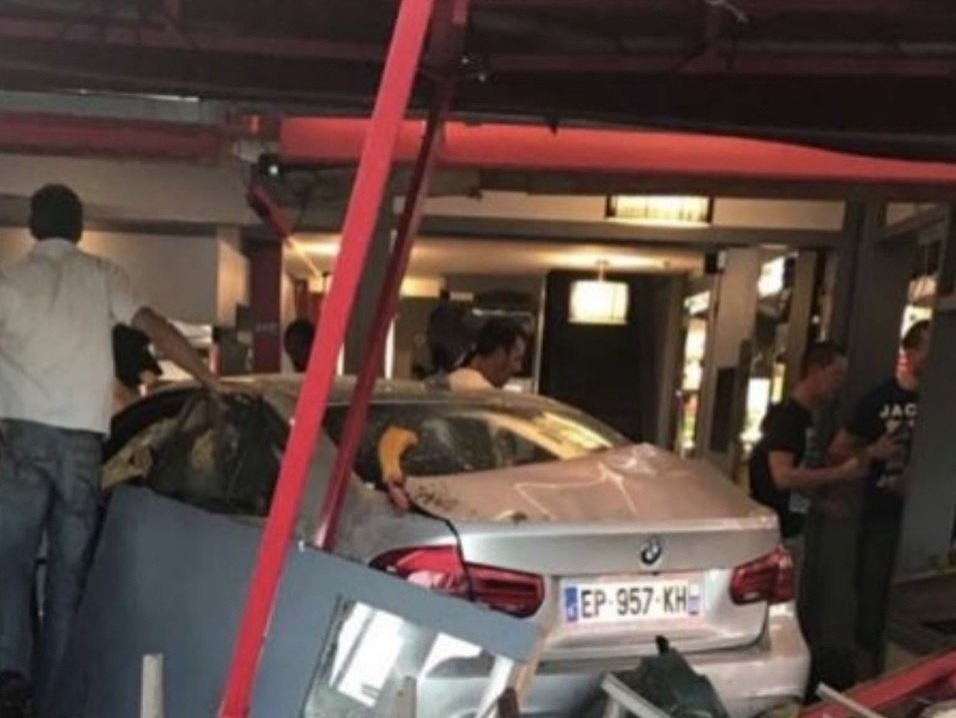 Auto, ktorým vodič vrazil do pizzerie