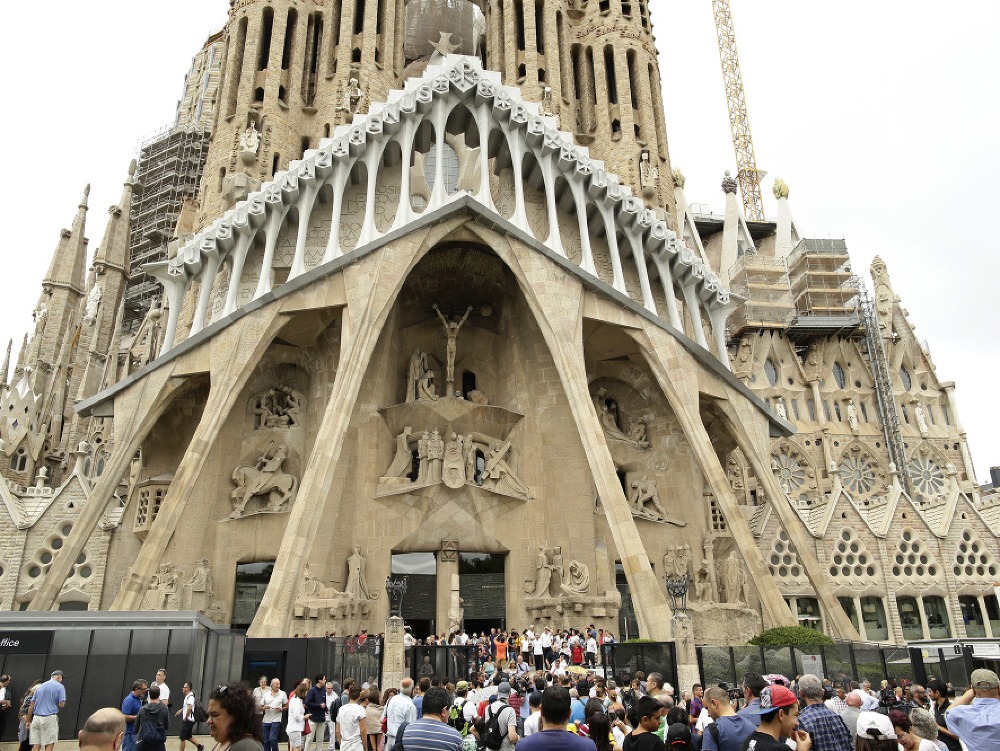 Spomienkový obrad pred bazilikou Sagrada Familia