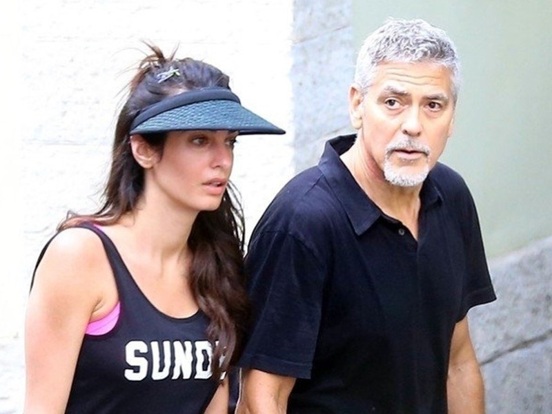 Novopečení rodičia George Clooney a jeho žena Amal.