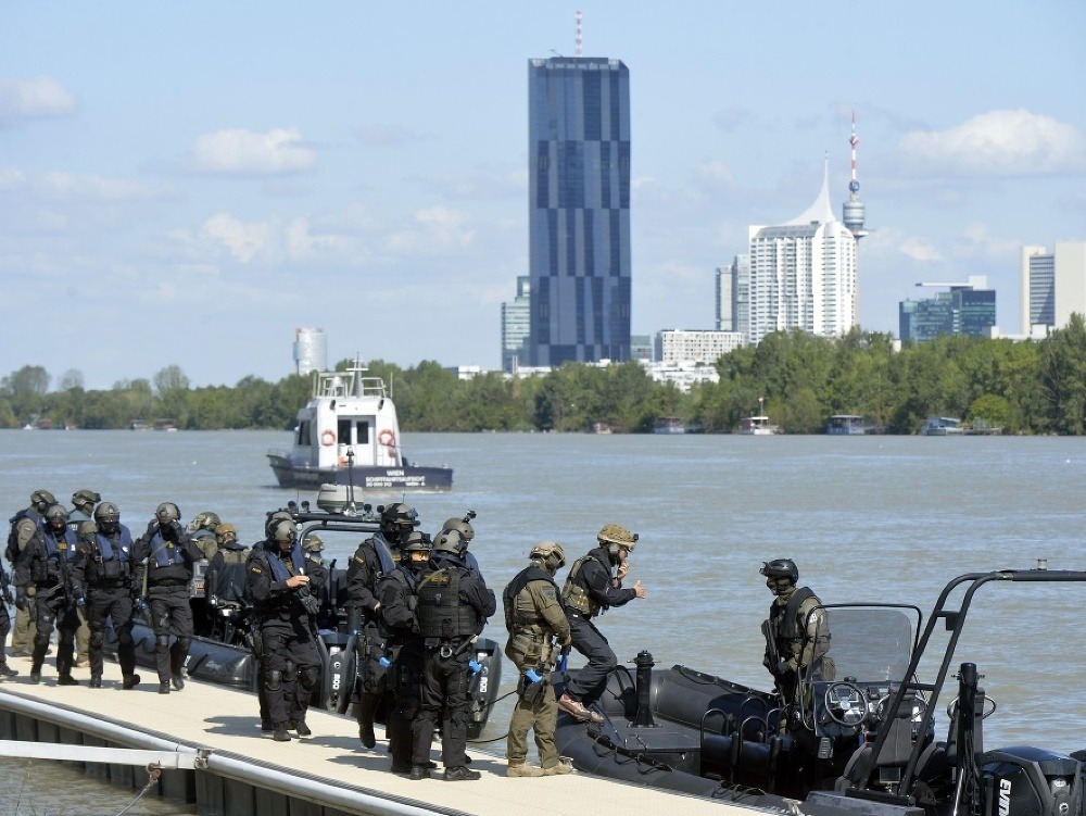 Cvičenie policajtov na Dunaji