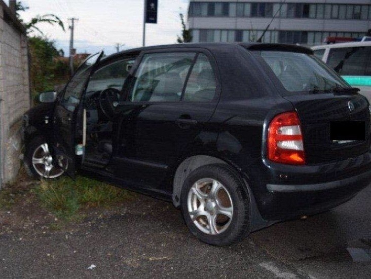 Opitá vodička skončila s autom v múre