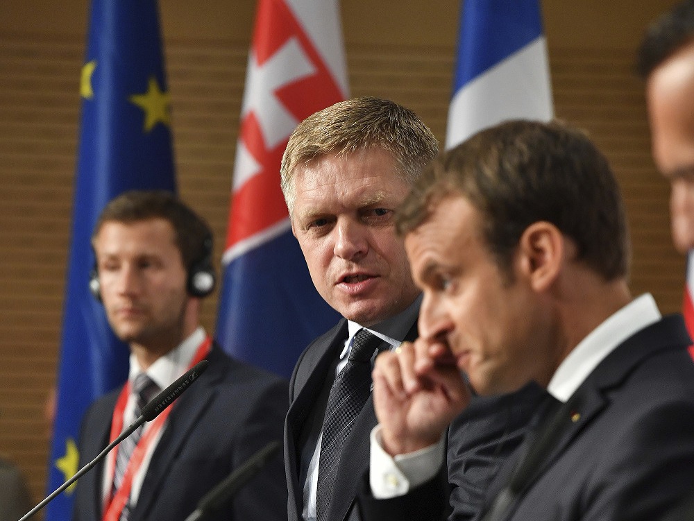 Na snímke uprostred slovenský premiér Robert Fico a francúzsky prezident Emmanuel Macron
