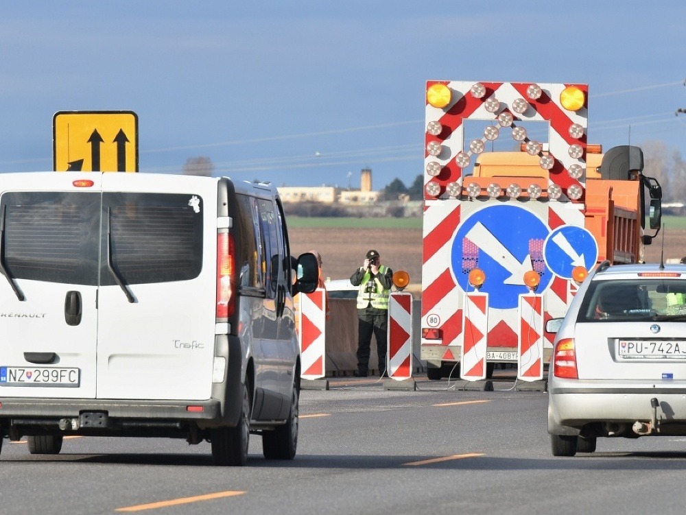Situácia na diaľnici D1 neďaleko výstavby križovatky Blatné