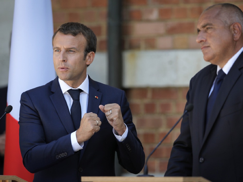 Francúzsky prezident Emmanuel Macron (vľavo) počas tlačovej konferencie s bulharským premiérom Bojkom Borisovom po ich stretnutí v čiernomorskej rezidencii neďaleko Varny 25. augusta 2017.