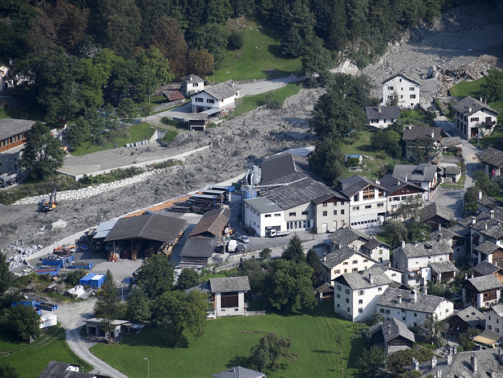 Na leteckej snímke pohľad na zosuv skál vo švajčiarskej obci Bondo