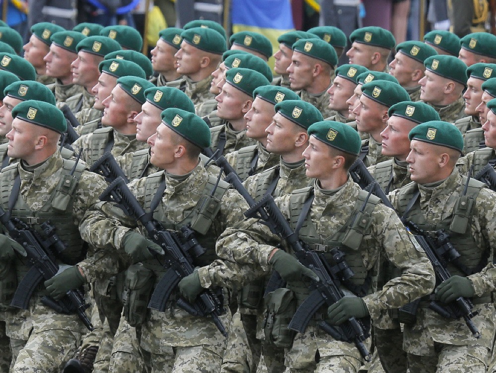 Ukrajinskí vojaci počas osláv nezávislosti.