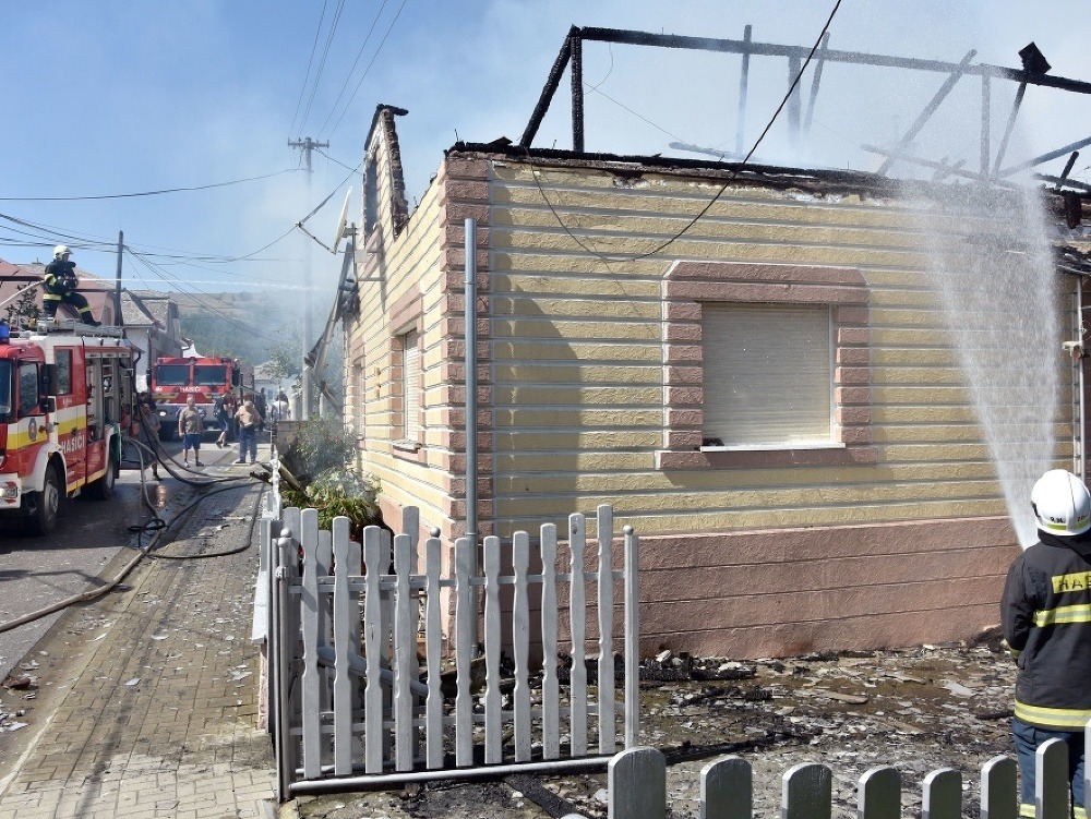 Strechu rodinného domu v obci Sirník v okrese Trebišov zničil požiar.