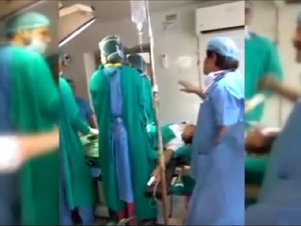 Lekári sa hádajú počas operácie
