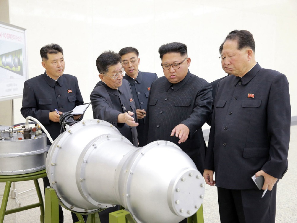 Kim Čong un si prezerá novú bombu.