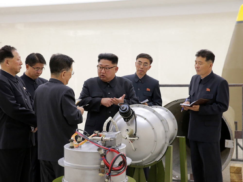 Kim Čong un si prezerá novú bombu.