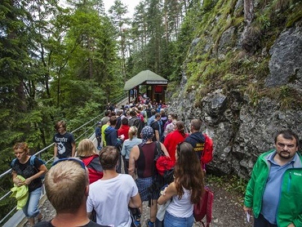 Pri návšteve Demänovskej ľadovej jaskyne si priplatíte za parkovné