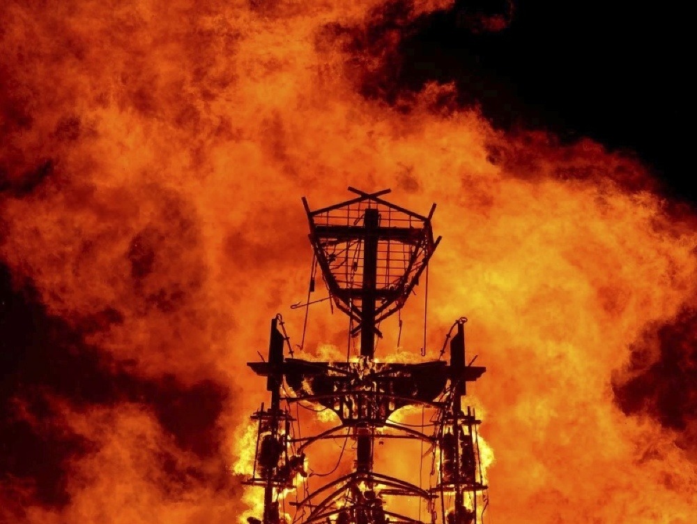 Pálenie drevenej sochy na festivale Burning Man.
