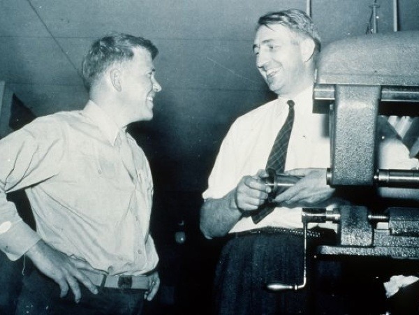 Packard (vpravo) a Hewlett v 40. rokoch 20. storočia