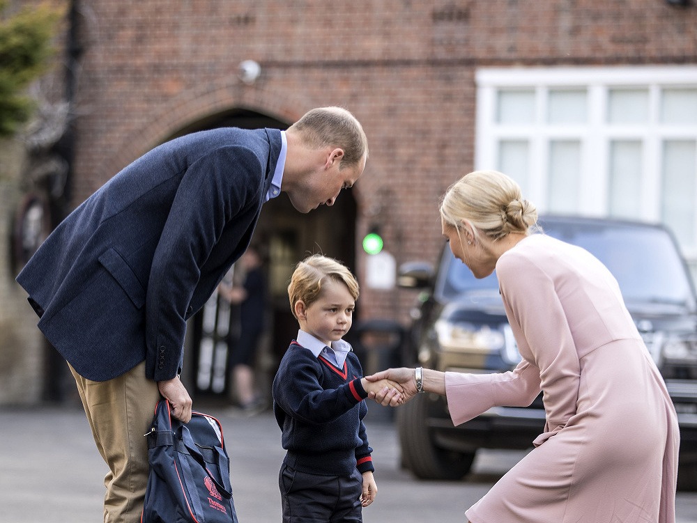 Princ George v prvý deň školy. 