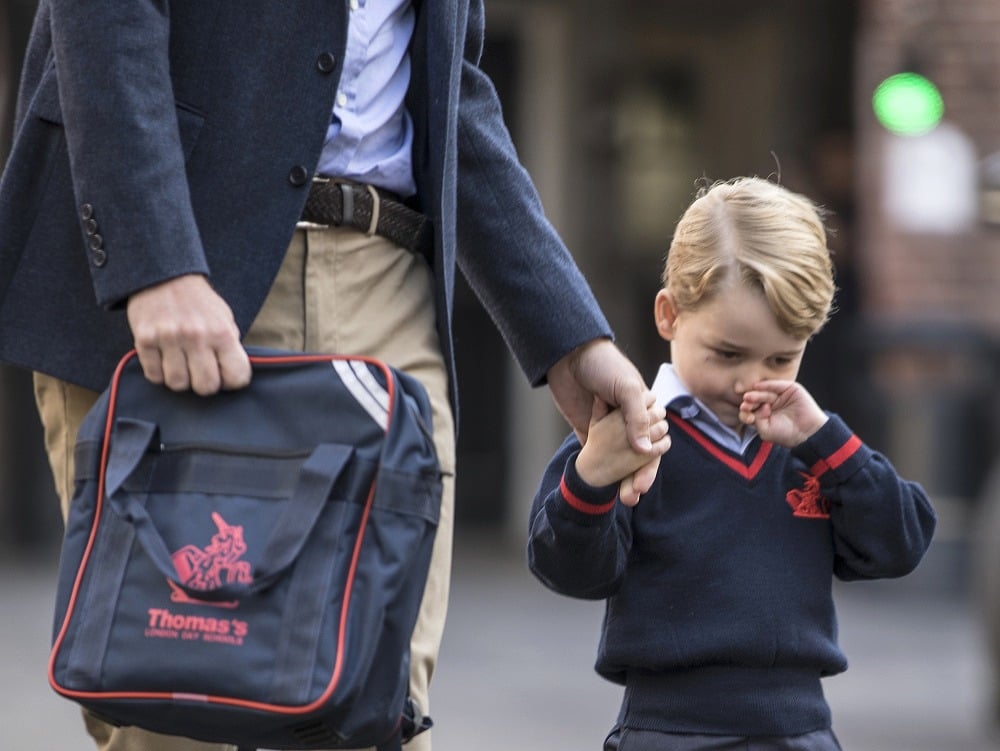 Princ George na svojej prvej ceste do školy.