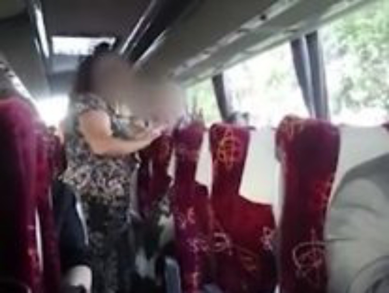 Ženy v autobuse sa predviedli