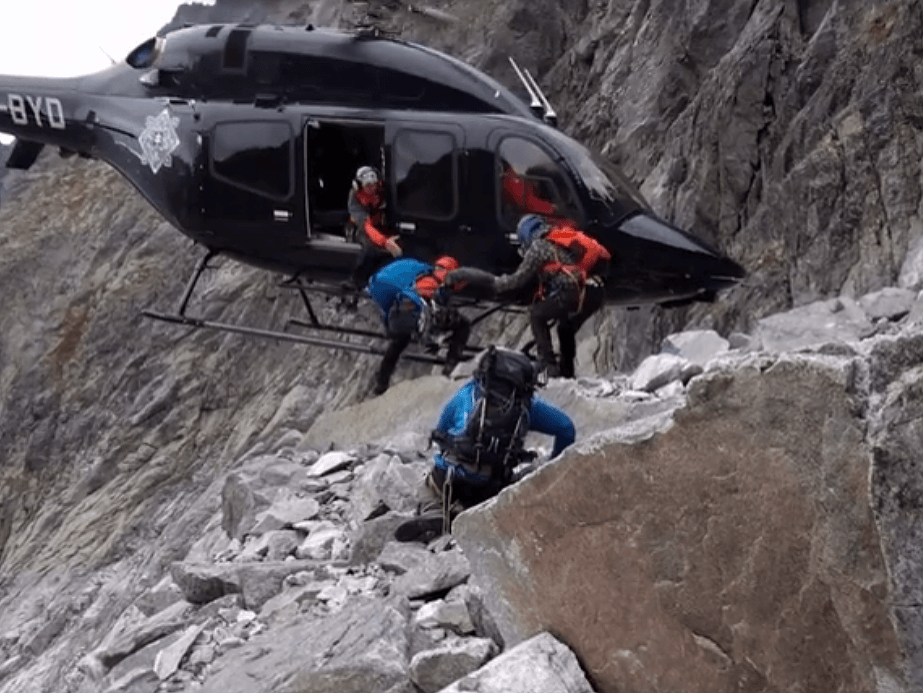 Pomoc horských záchranárov uviaznutým turistom