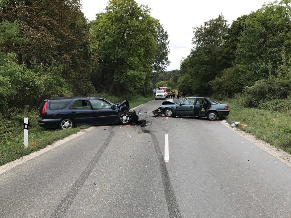 Čelná zrážka dvoch aut skončila tragicky.